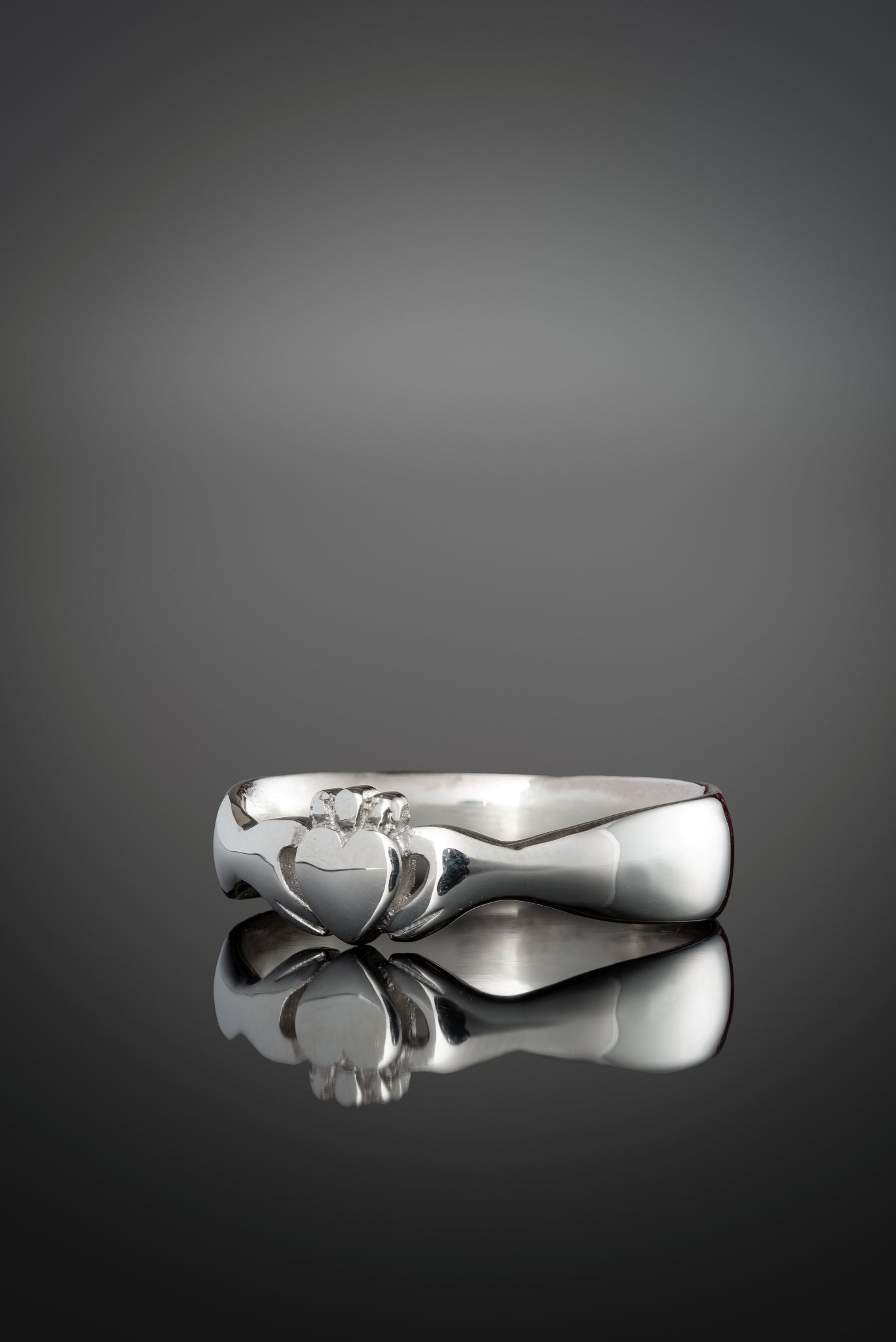 an cuar claddagh ring curved
