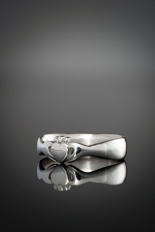an cuar claddagh ring curved