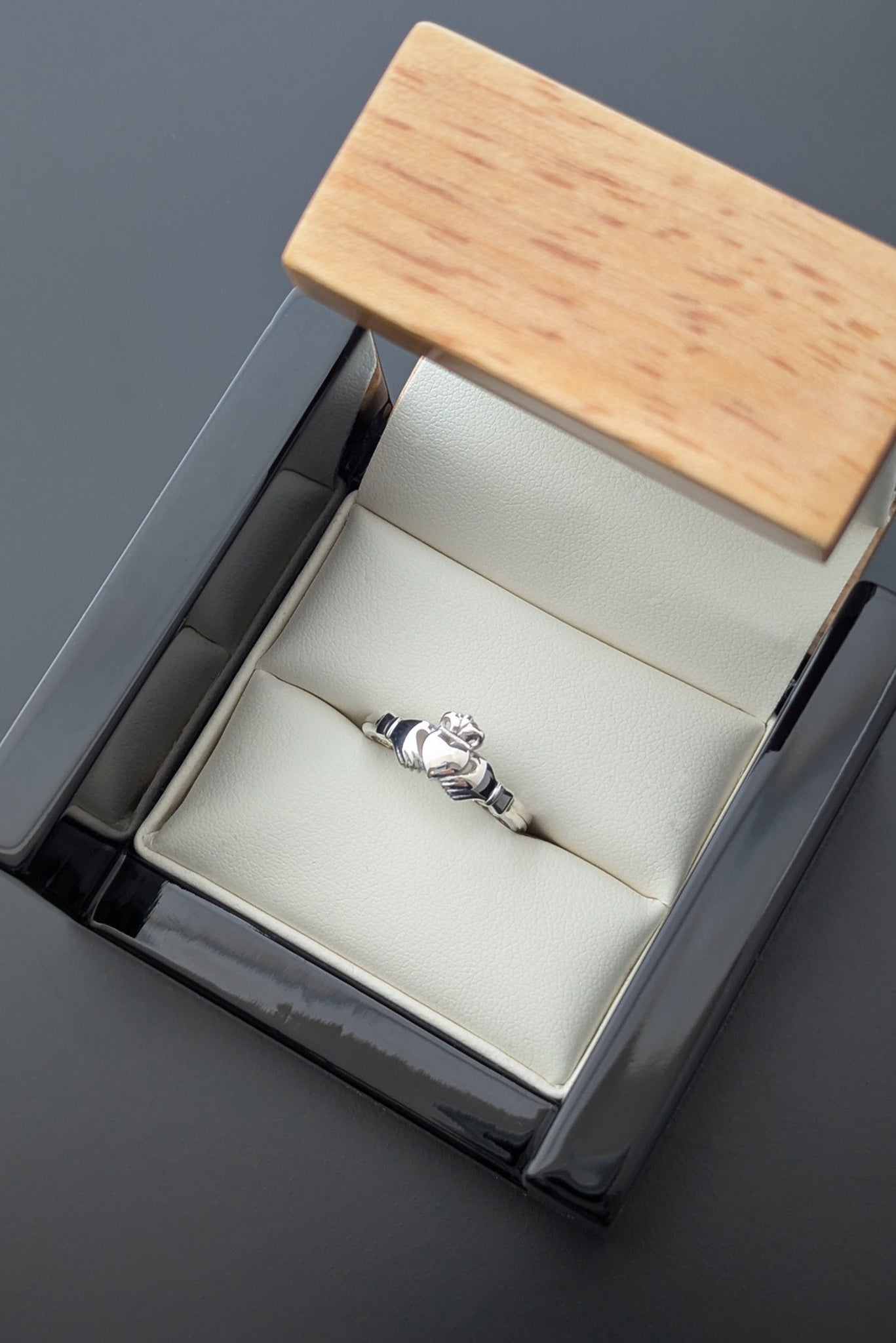 Heritage claddagh ring nin luxury presentation box