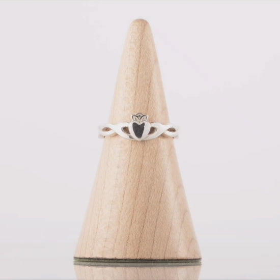 360 degree video showcasing a silver claddagh ring with twist band