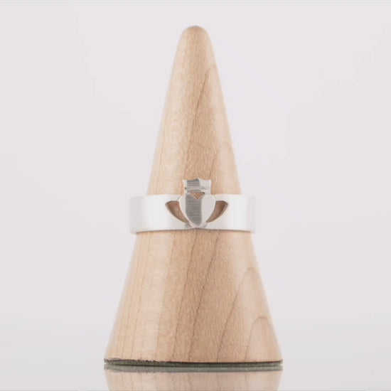 This video shows a 360 degree view of the white gold men's claddagh ring in a modern style with matte finish