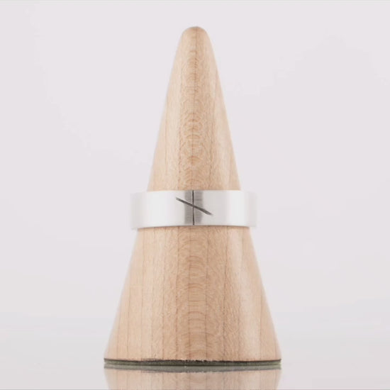 360 degree view video of the Ogham ring for men