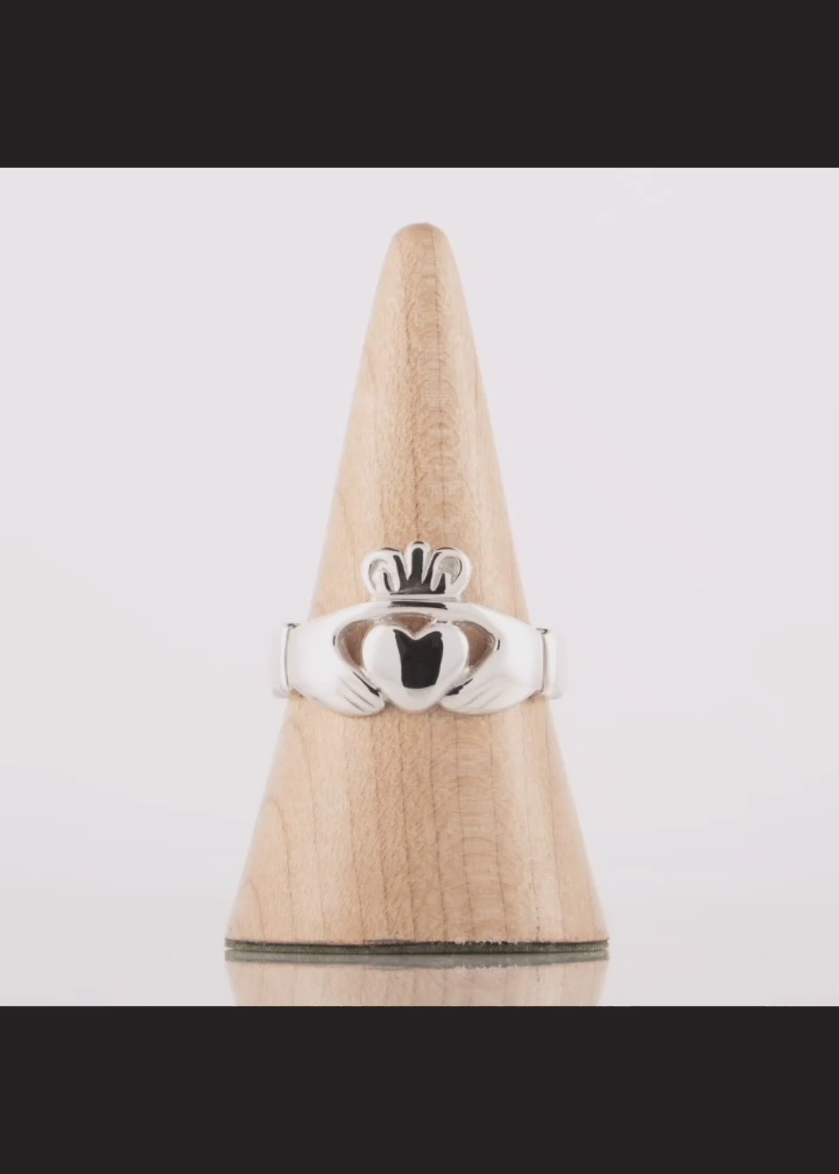 360 video of the men's claddagh ring in white gold