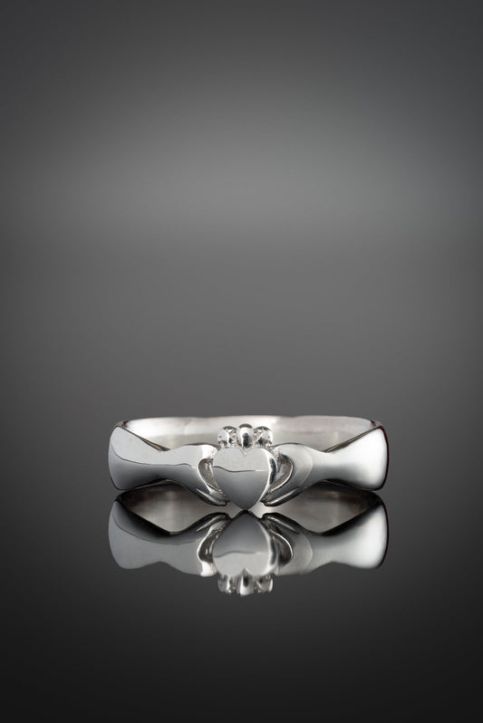 curved cuar claddagh ring