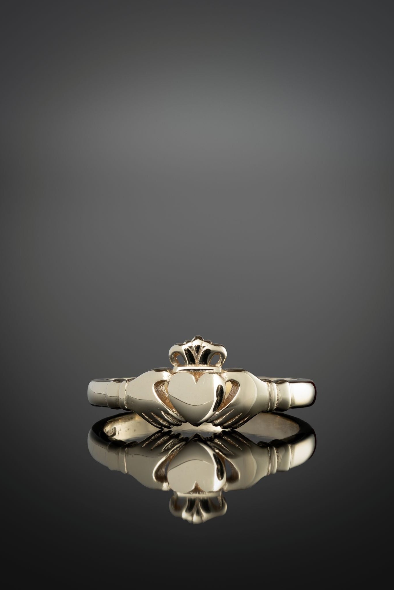 heritage claddagh ring in gold