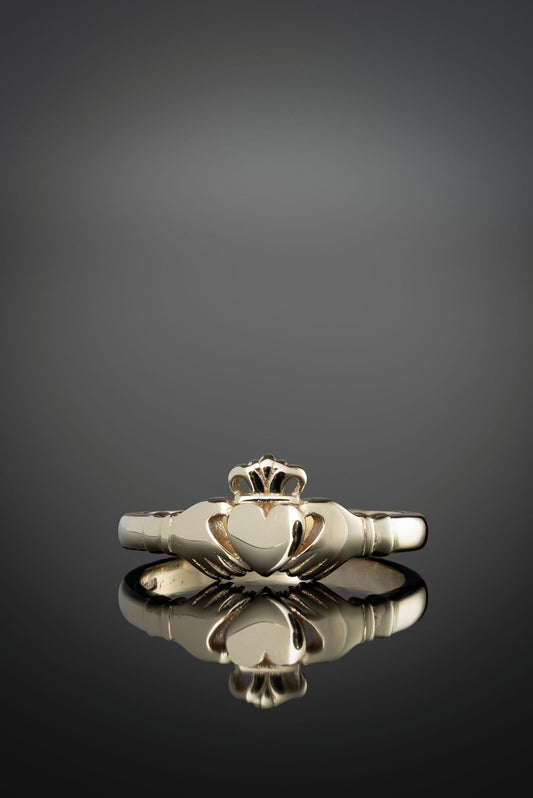 heritage claddagh ring in gold
