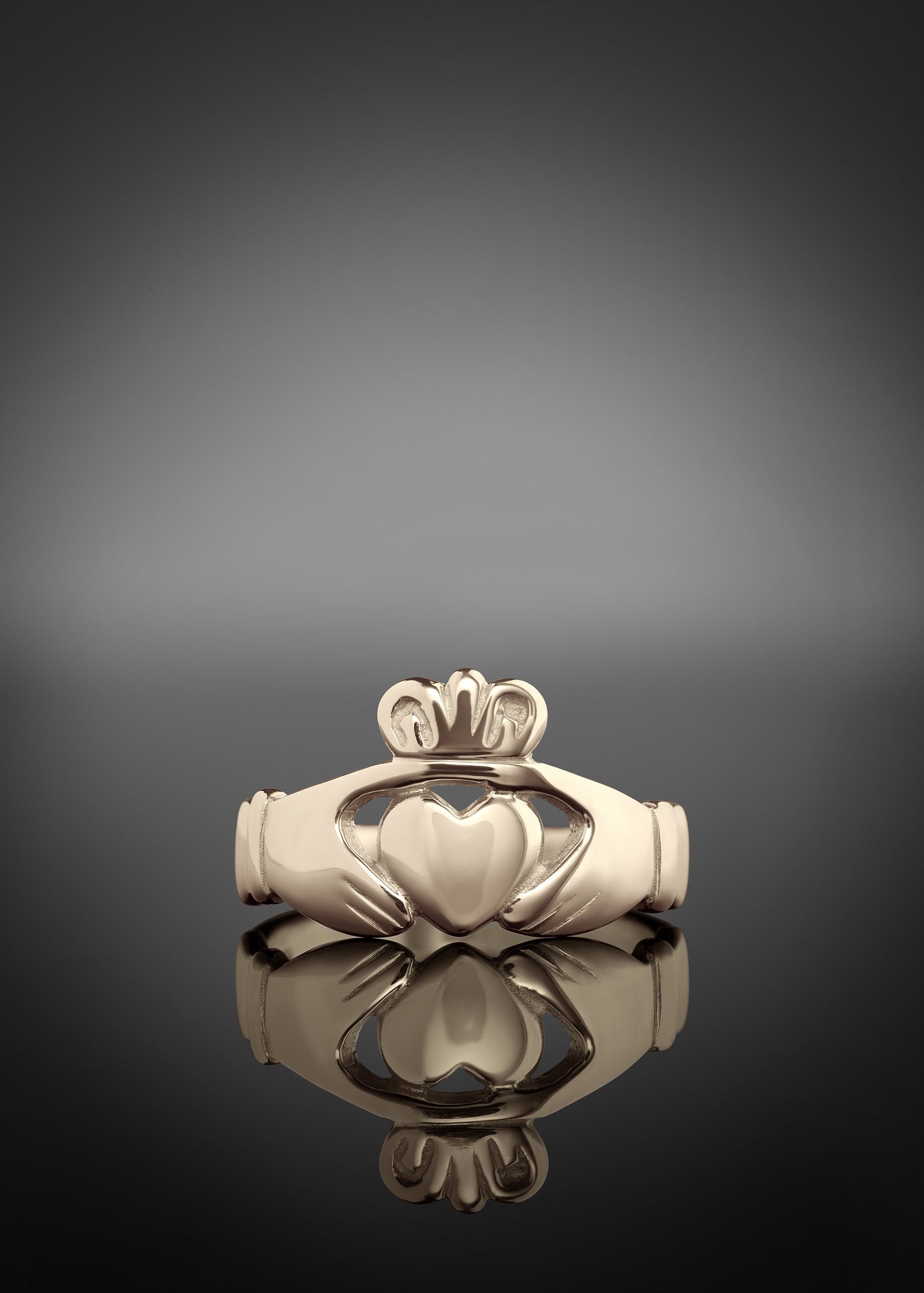 Men's gold claddagh ring in gold