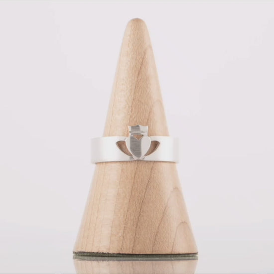 360 degree rotating video of the Men's Modern Claddagh Ring in Silver