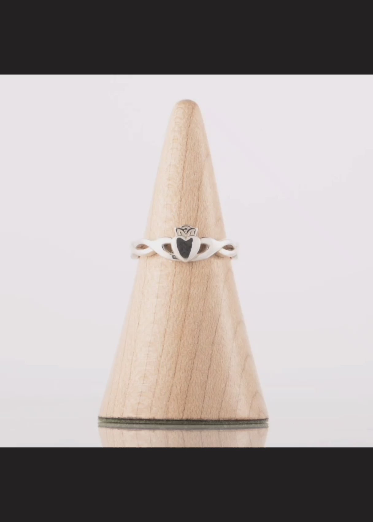 360 degree video showcasing a silver claddagh ring with twist band