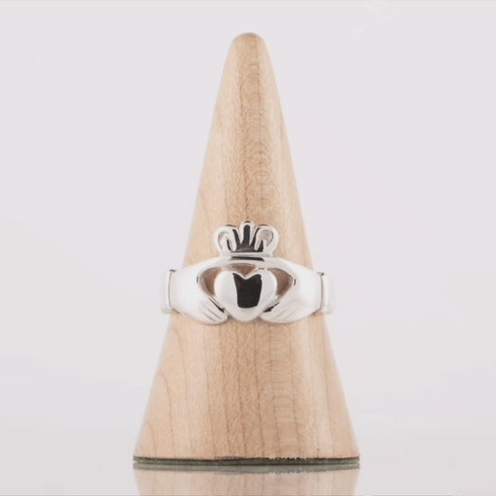 This video shows a 360 degree video of a large men's claddagh ring in silver