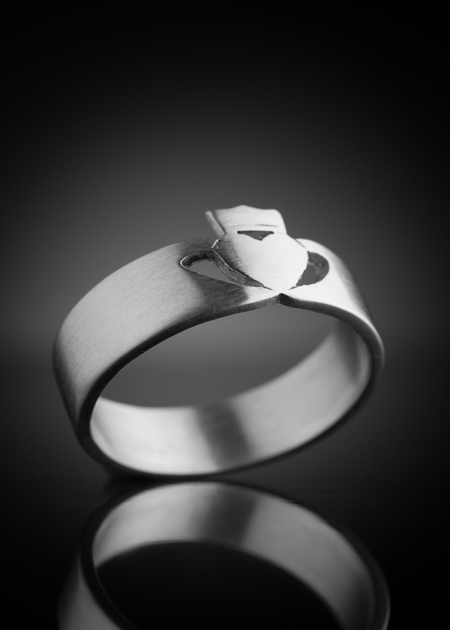 Men's White Gold Claddagh Ring Modern