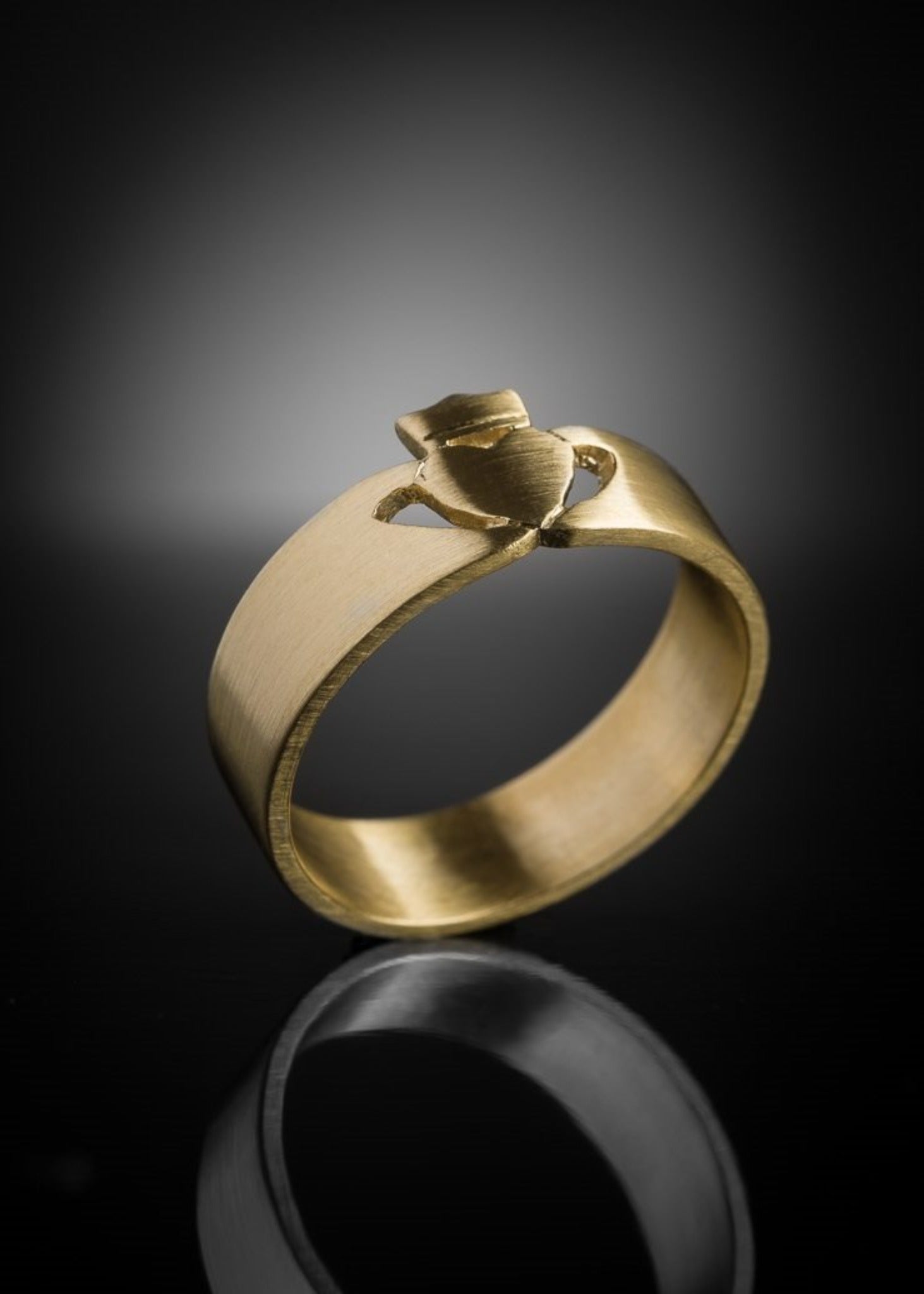 Men's Gold Claddagh Ring Modern