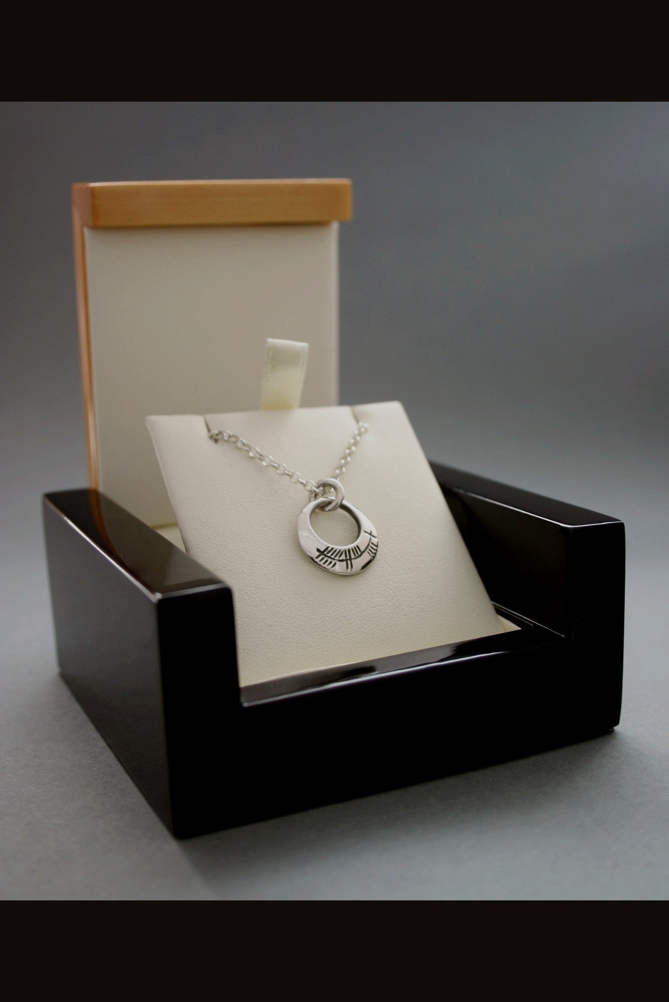 A stor pendant necklace in presentation box